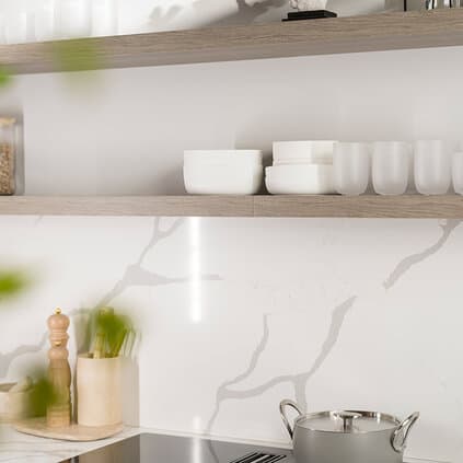 Stijlvolle items op keukenplanken