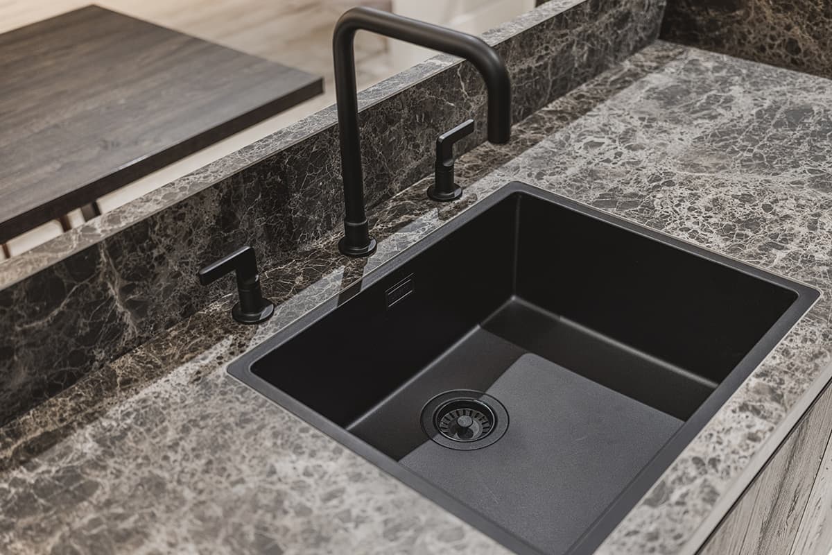 Zwarte-designkraan-Gessi-met-donkere-spoelbak