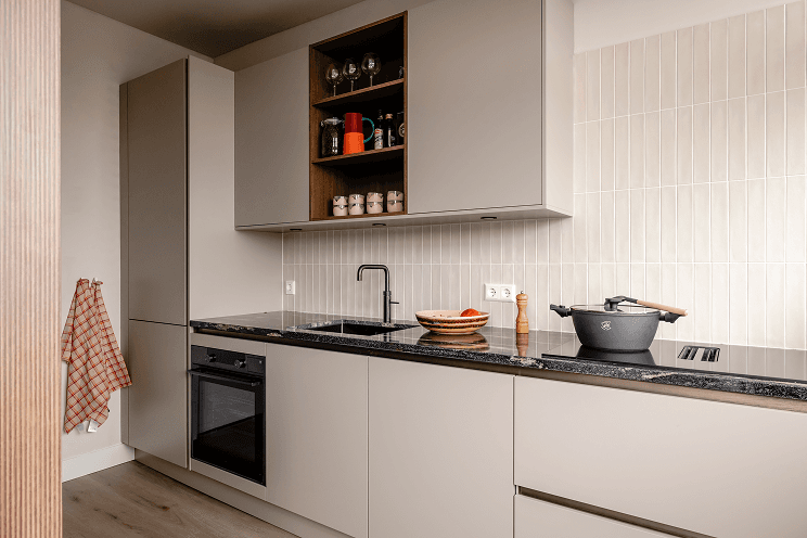 vtwonen keuken in Castricum taupe keuken