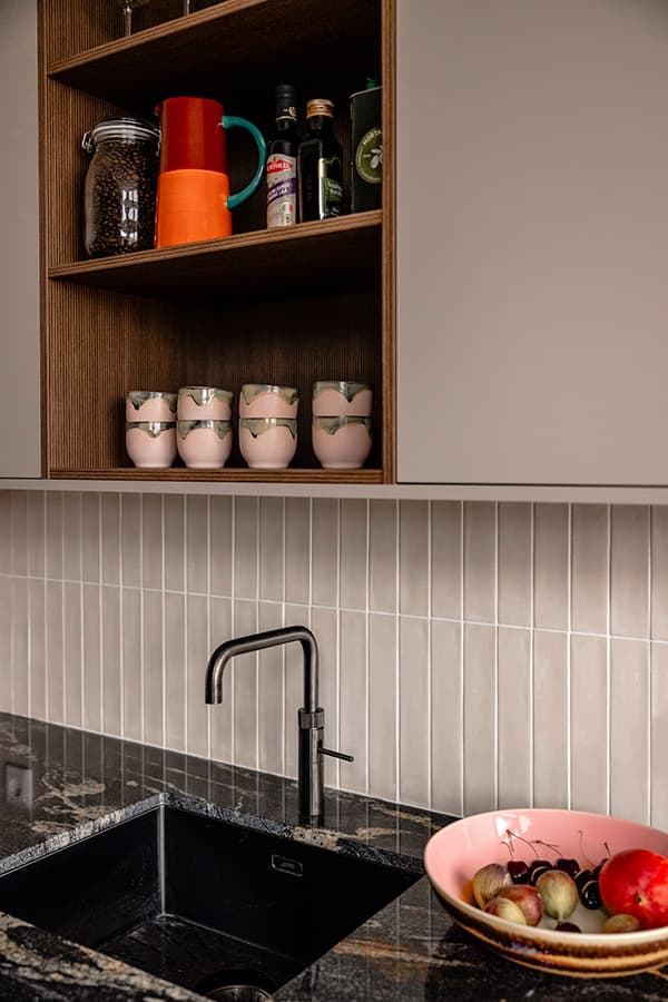 Kraan en spoelbak in moderne keuken