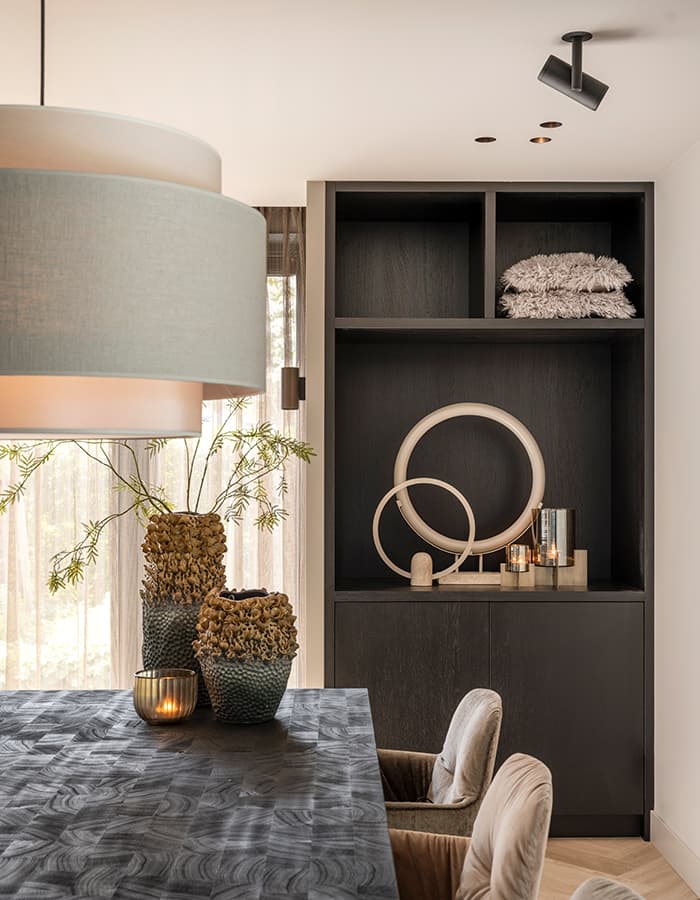 Design-in-woonkeuken-met-gestylde-kastenwand.jpg