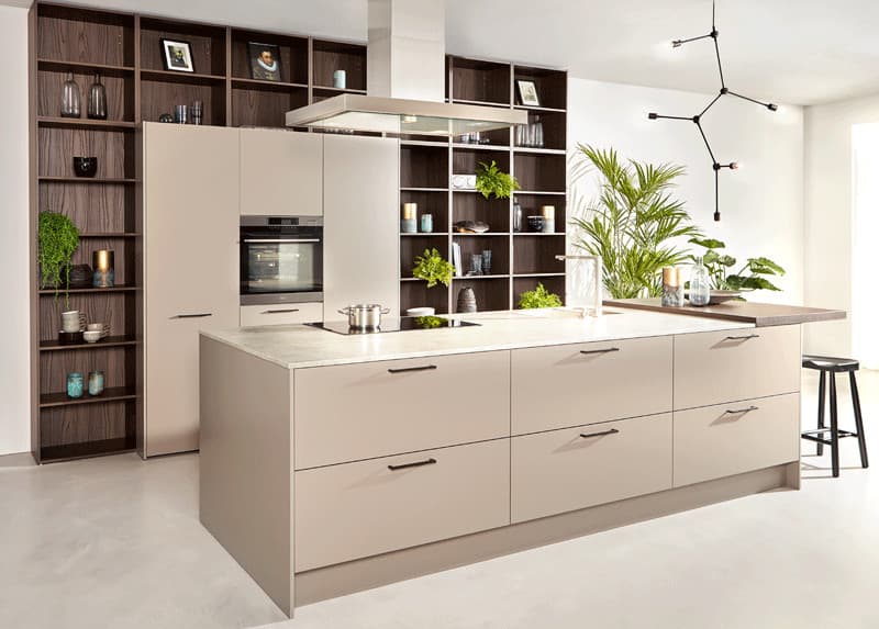 Moderne keuken met eiland