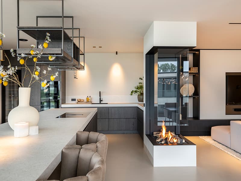 Luxe-woonkeuken-bruin-hout-met-wit-kookeiland.jpg