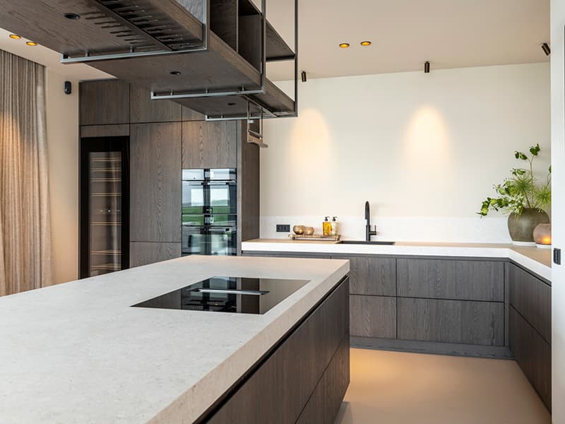 Woonkeuken-met-kookeiland-en-bar-hout.jpg