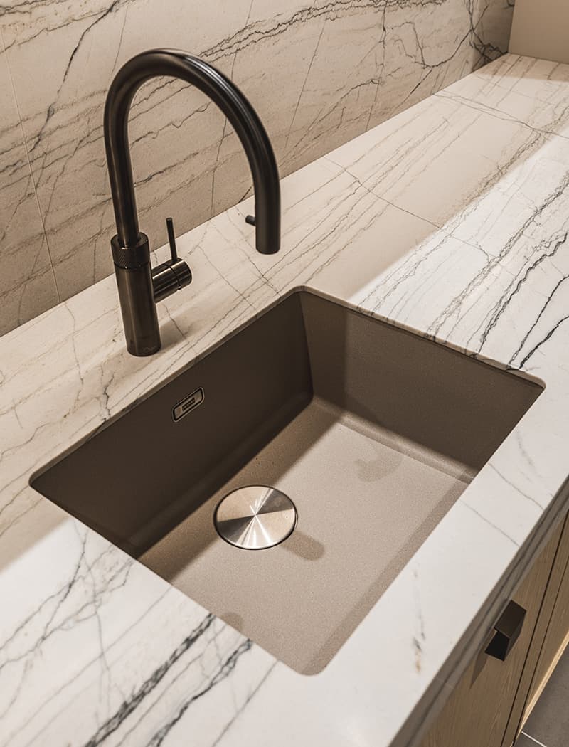 Quooker-Flex-Gun-Metal-en-Franke-Oyster-spoelbak