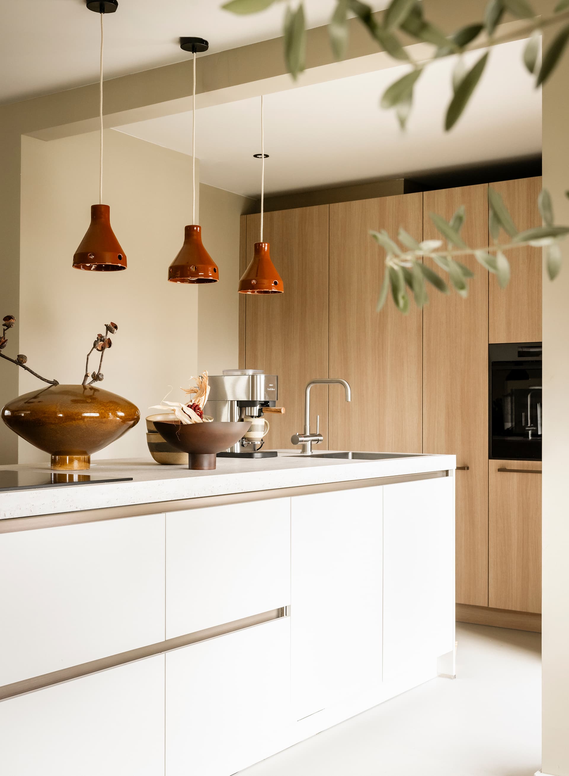 Kookeiland-met-witte-fronten-en-kastenwand-met-houten-fronten.jpg