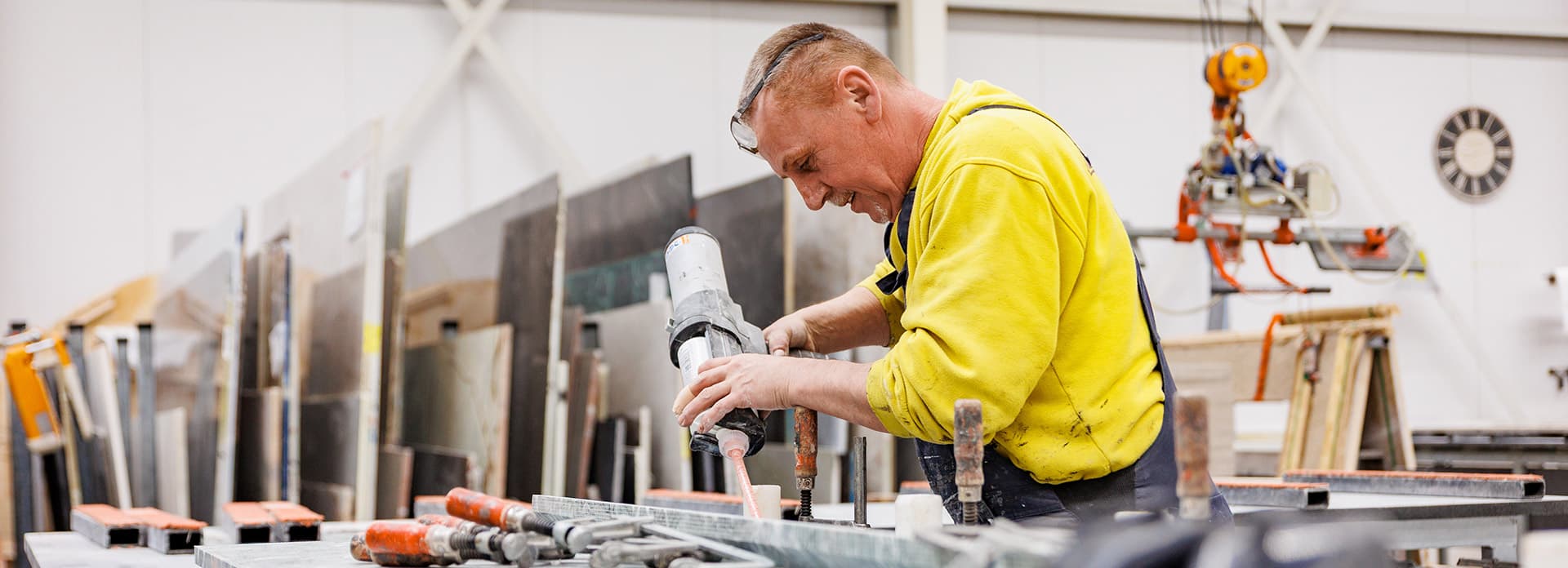 Man-werkt-aan-stenen-werkblad-in-fabriek.jpg