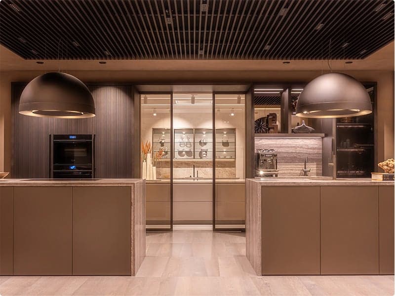 Luxe-designkeuken-met-twee-eilanden