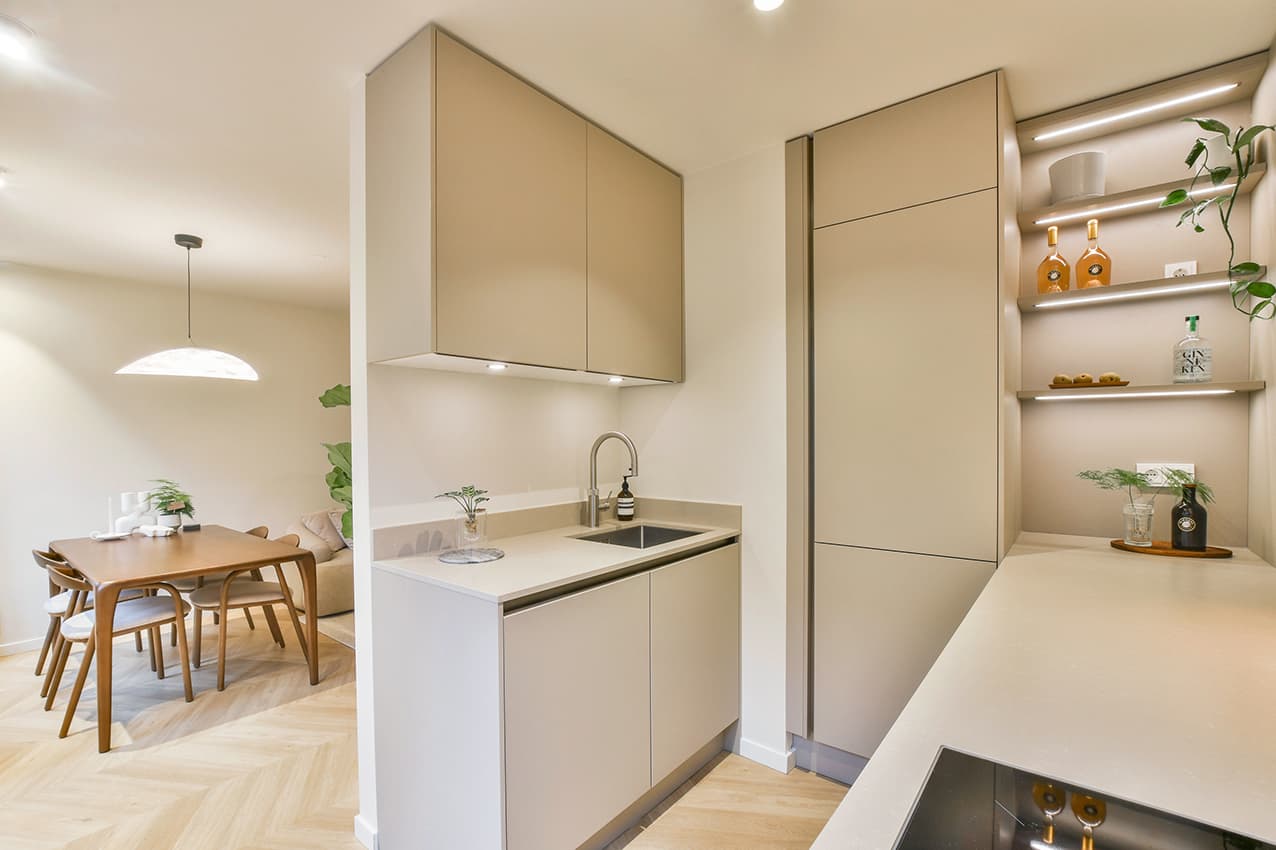 Matbeige-keuken-met-hoek-en-parallel-opstelling