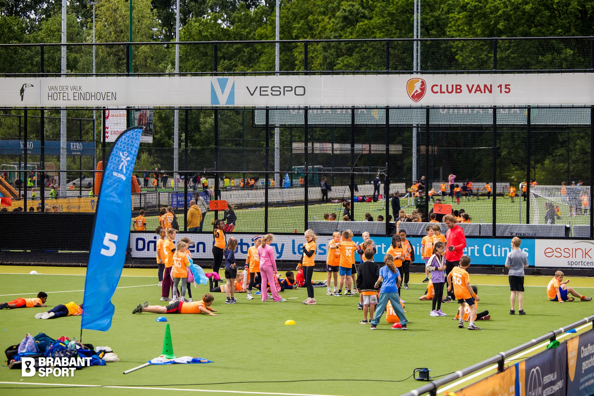 BrabantSport Fonds.jpg Foto voetbalveld waar je in de verte kinderen met oranje shirts ziet spelen
