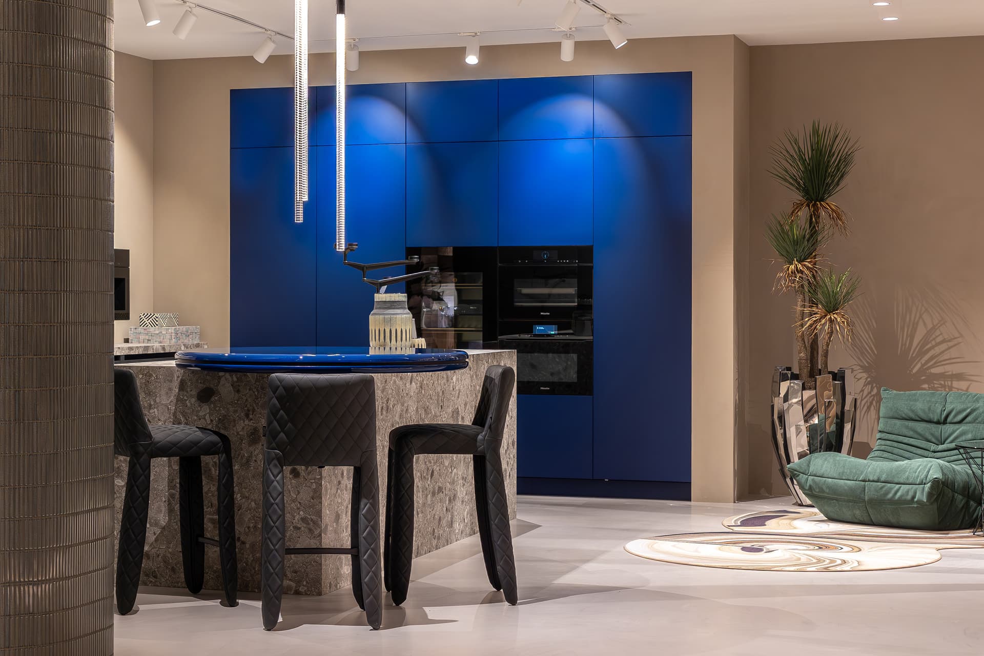 Blauw met grijze eilandkeuken