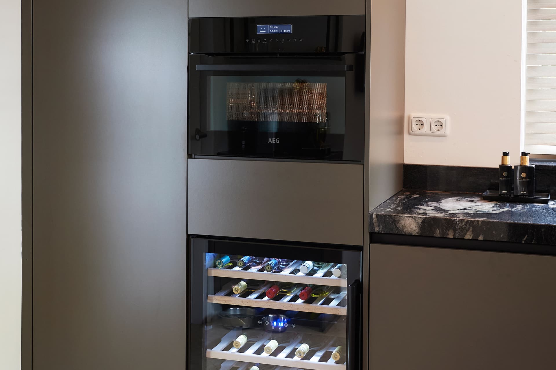 Inbouwapparatuur in keuken met matte fronten