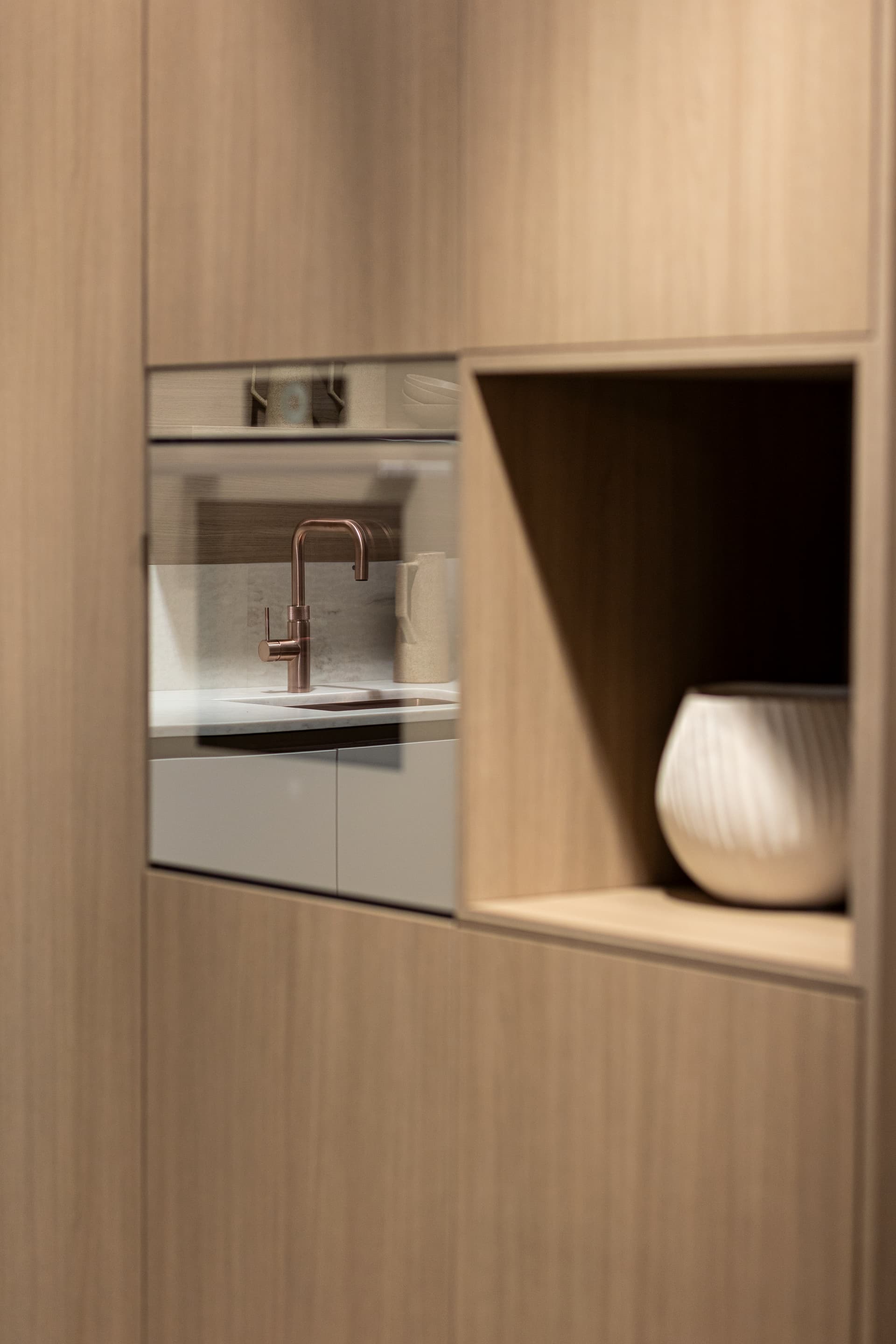 Meer lef(1).png Licht houten keukenkasten met een beige oven