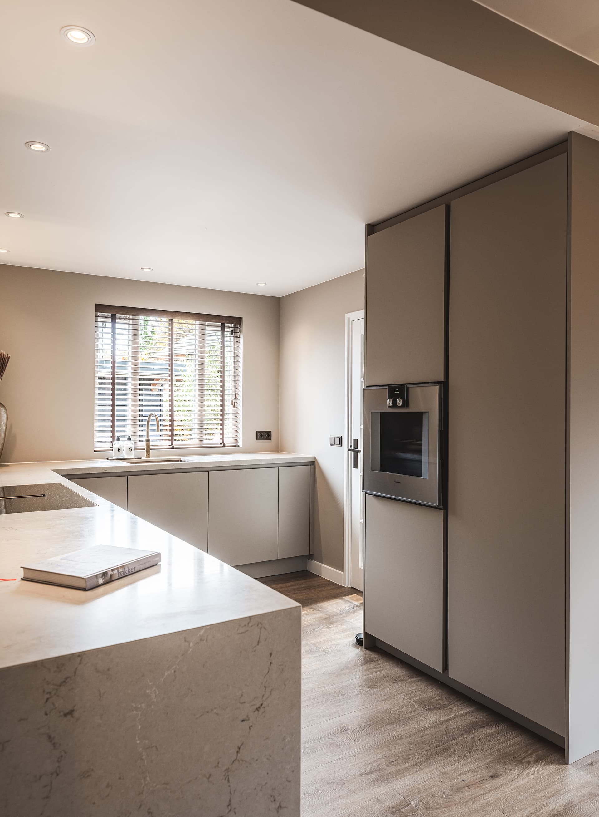 Taupe-hoekkeuken-met-hoge-kastenwand.jpg Beige Barletti hoekkeuken