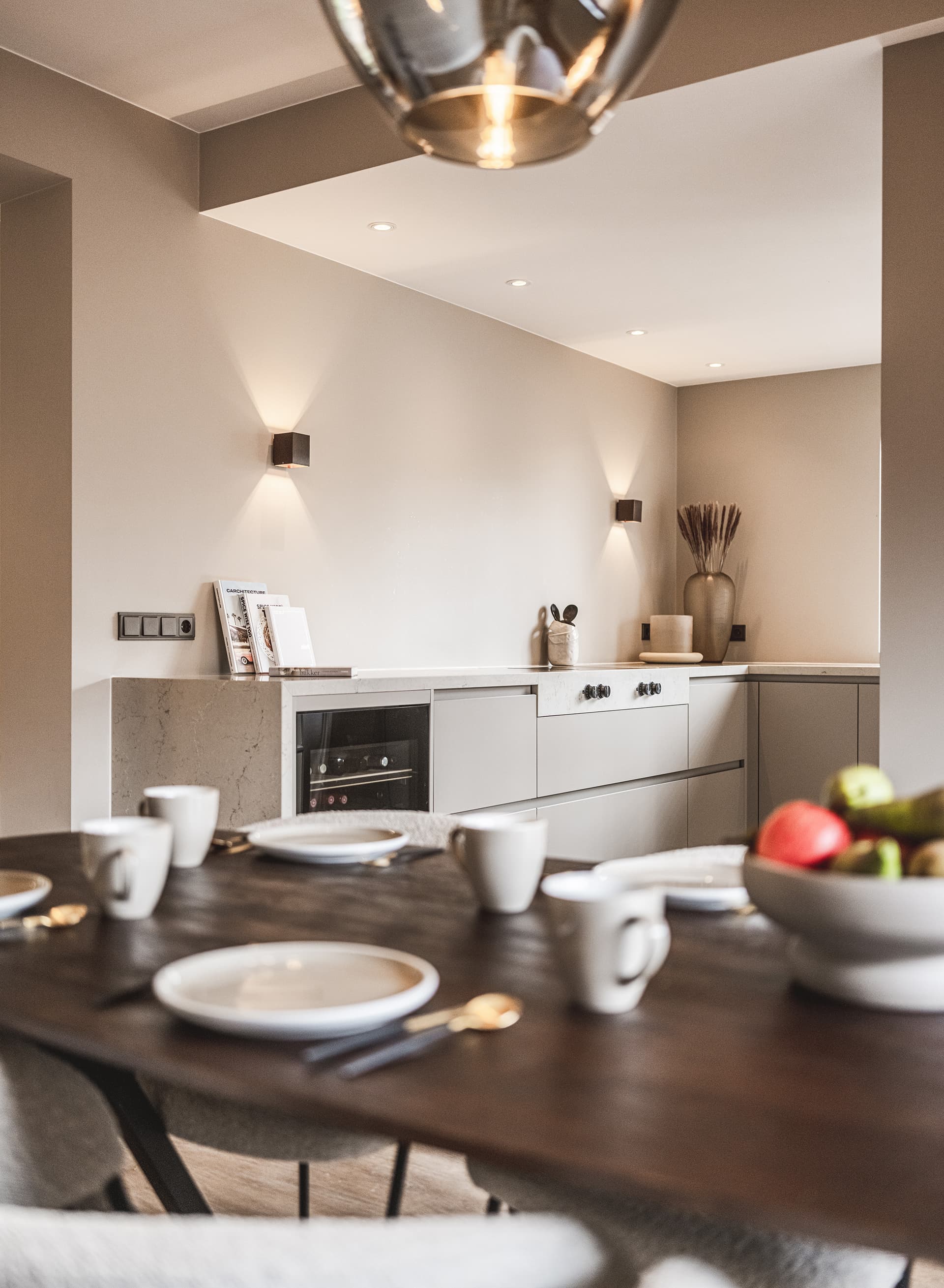 Uitzicht-op-keuken-vanaf-eettafel.jpg Taupe hoekkeuken