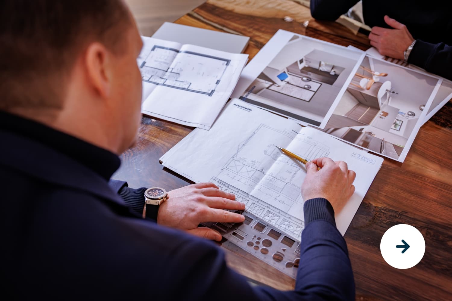 3D keukenontwerp.jpg Twee personen die aan tafel een keukenontwerp maken