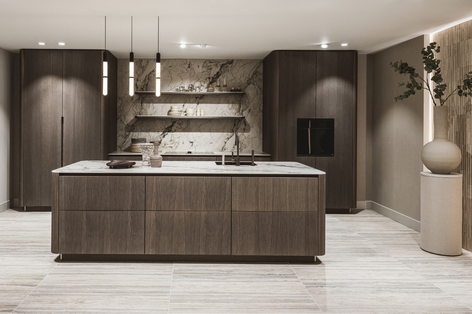 Header.jpg Donker houten keuken met kookeiland hoge kasten en wandplanken