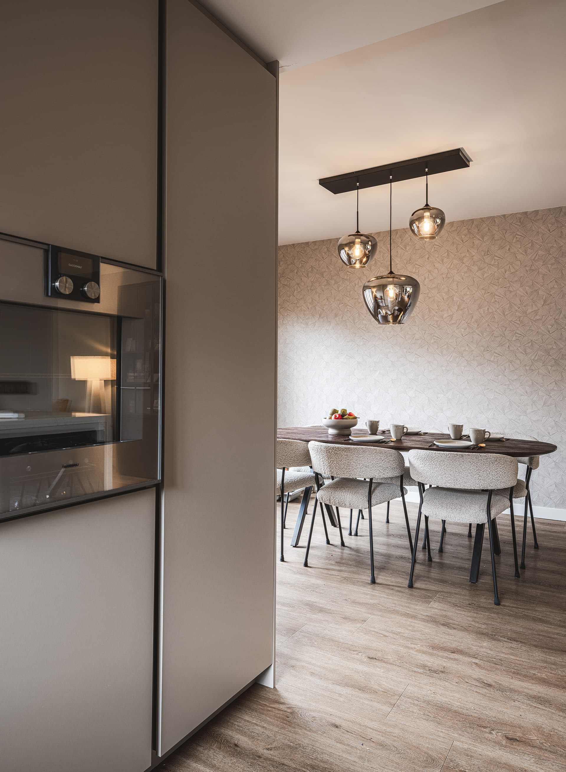 Hoge-kastenwand-met-taupe-front.jpg Hoge kastenwand met taupe front
