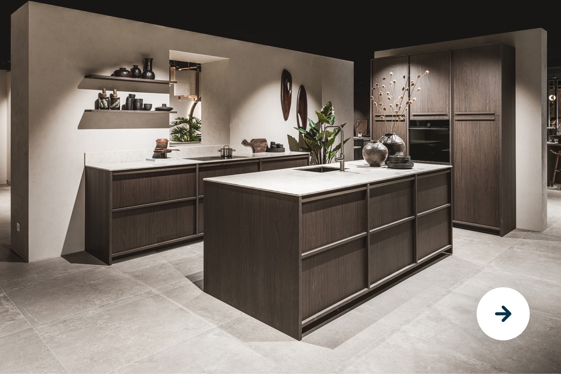 Ontwerp zonder titel (12).jpg Donker houte keuken met brede grepen en beige marmer keukenblad en een kookeiland