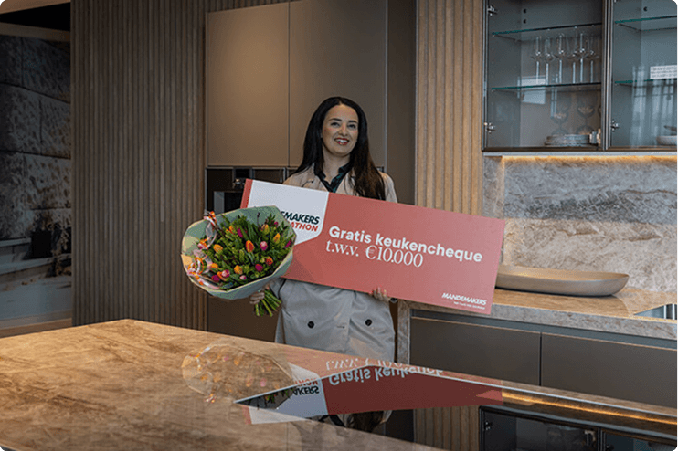 prijswinnaar-mandemakers.png Prijswinnaar die cheque vasthoudt