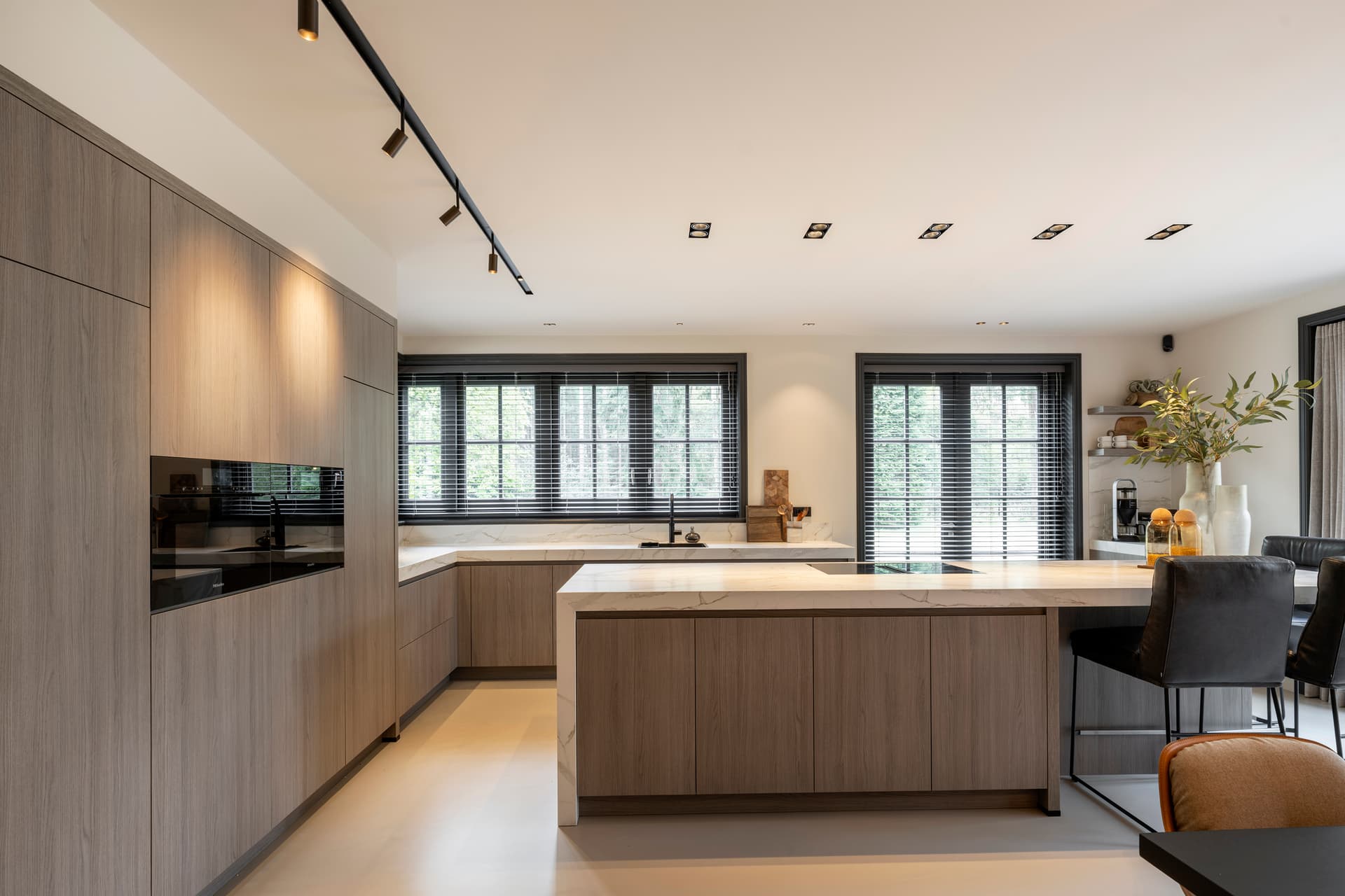 04-Designa-Wolffenbuttel-Huizen-DeniseZwijnenPhotography-.jpg Licht houten eilandkeuken met bar en Dekton werkblad