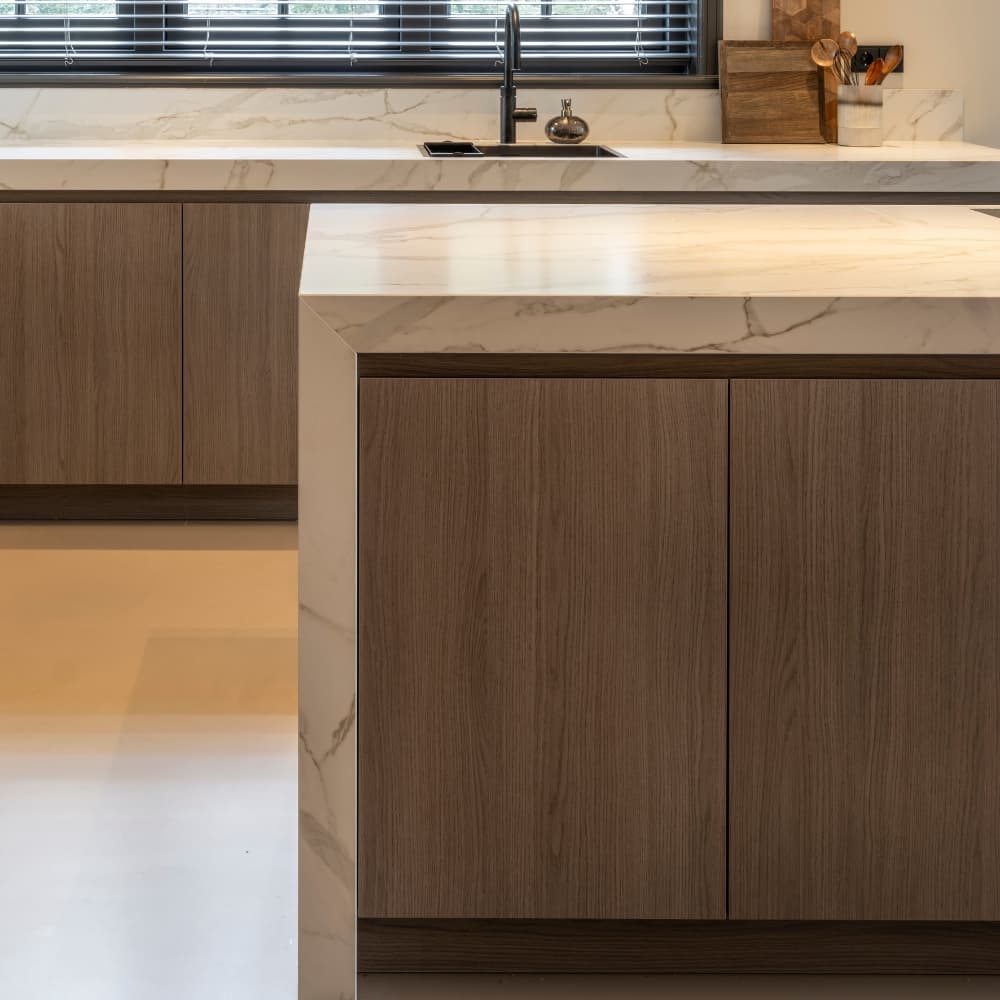2. Vierkant.jpg Marmer werkblad en zijkant op een houten keuken