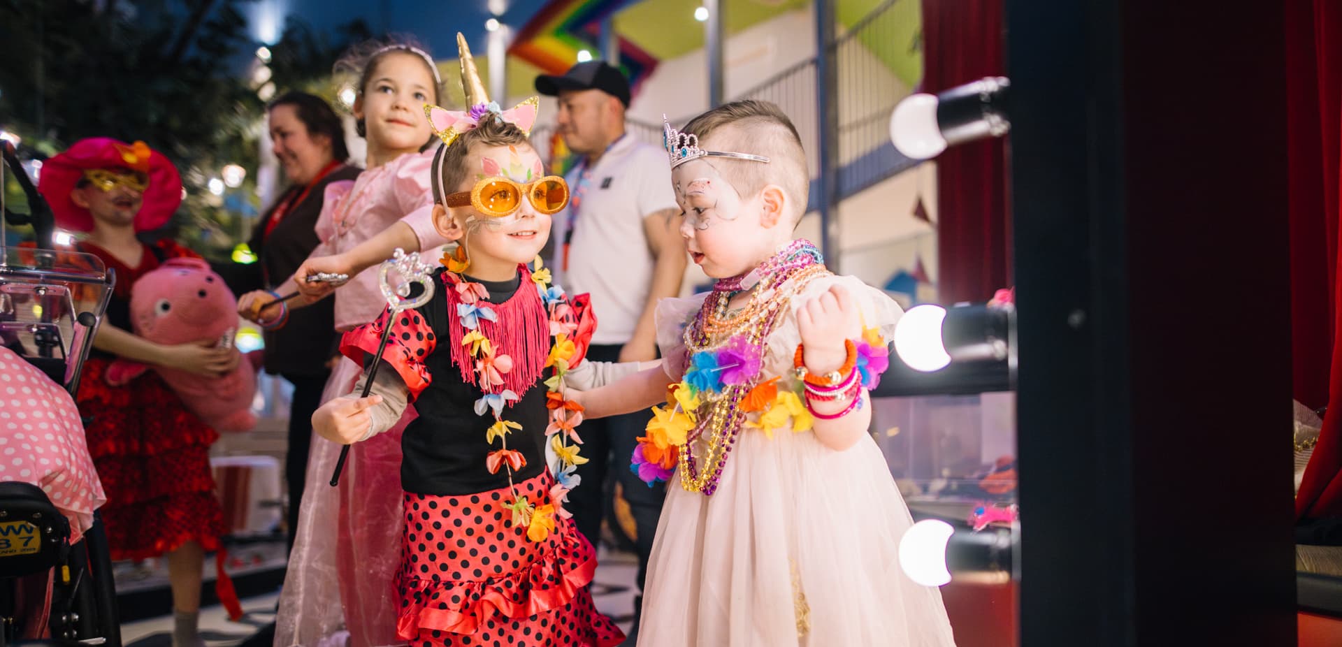 Jonge kinderen op een verkleedfeestje