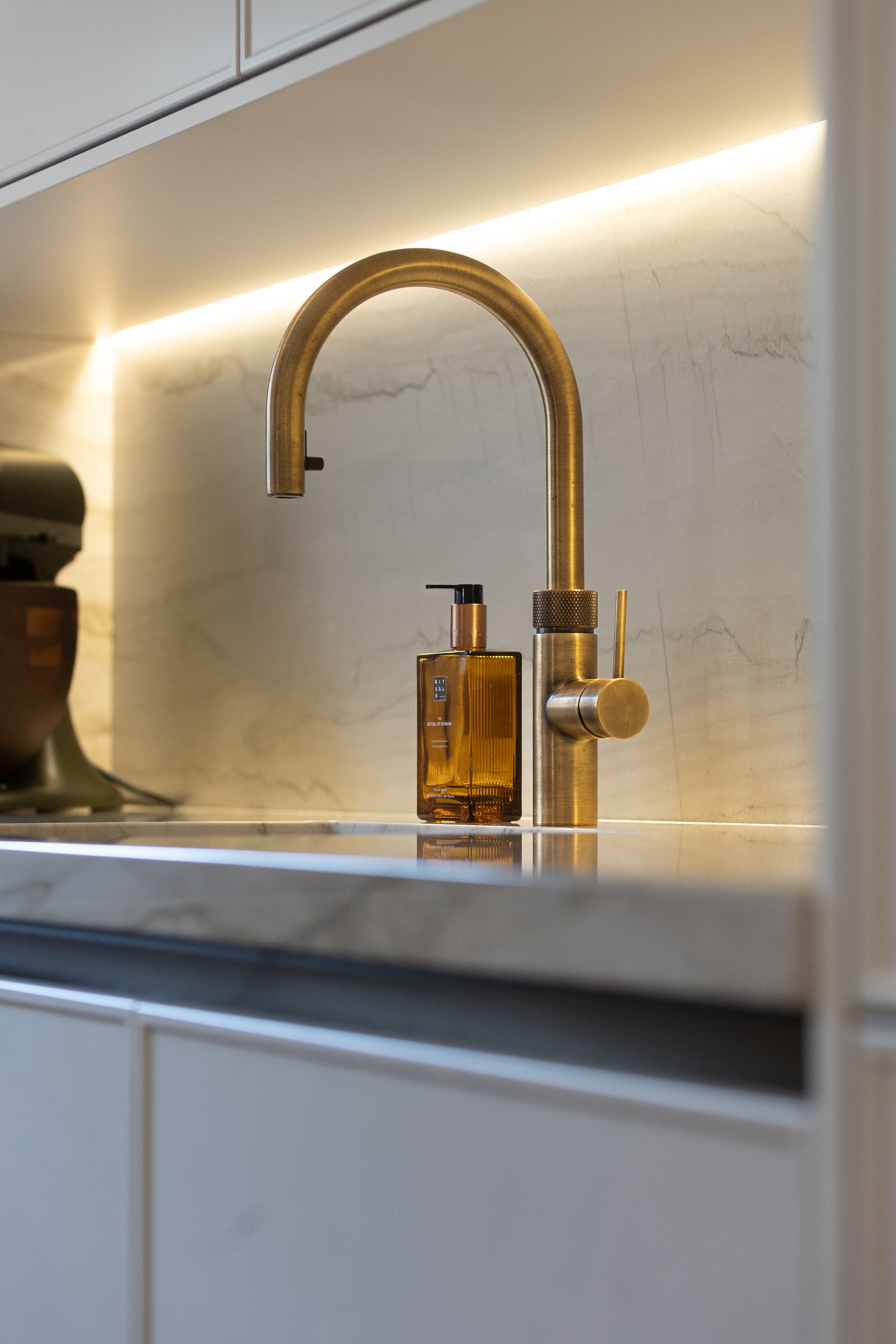 GA3A0021.jpg Beige keuken met wit marmer werkblad en een goude kraan