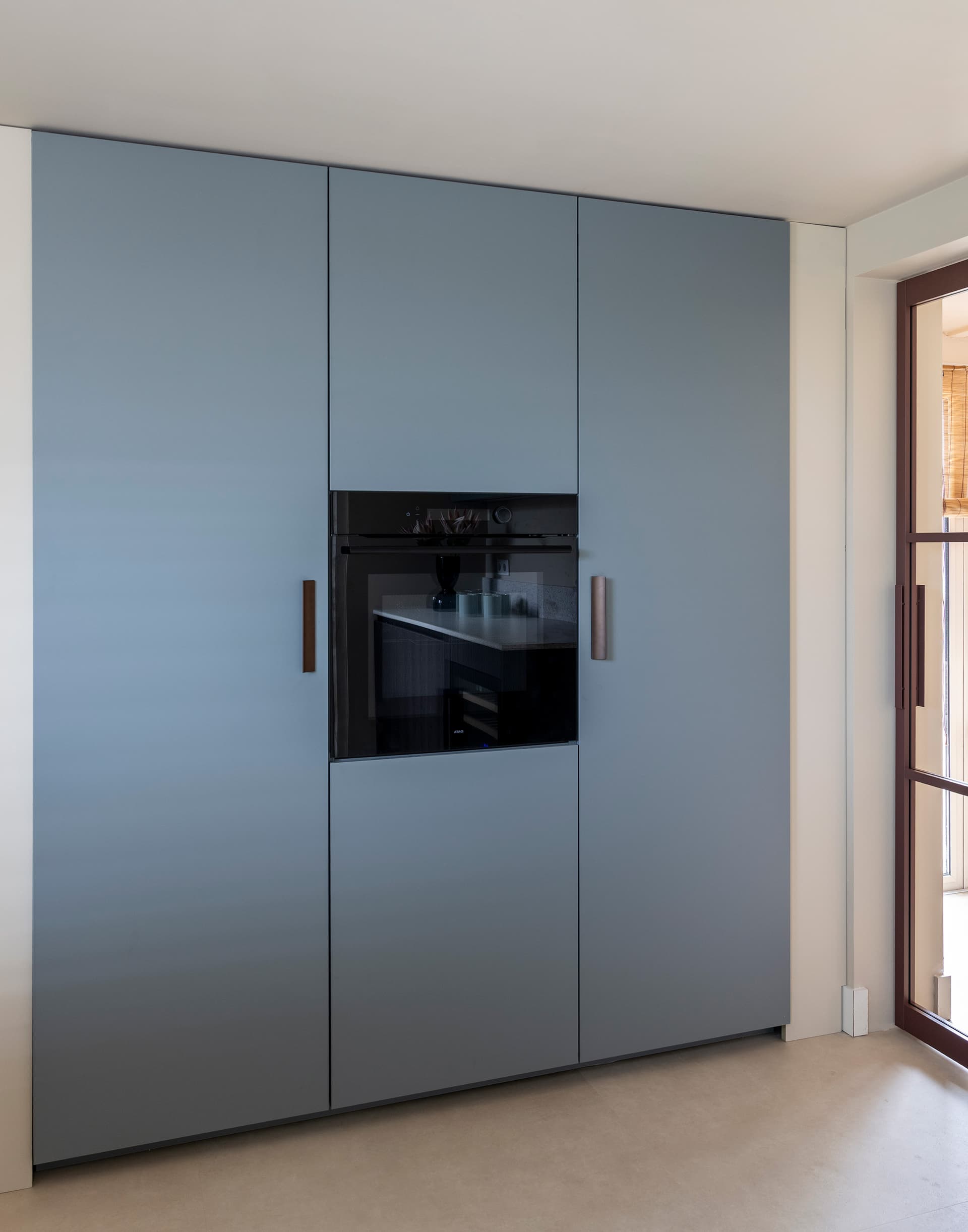 Kastenwand-met-blauw-front.jpg Hoge kastenwand