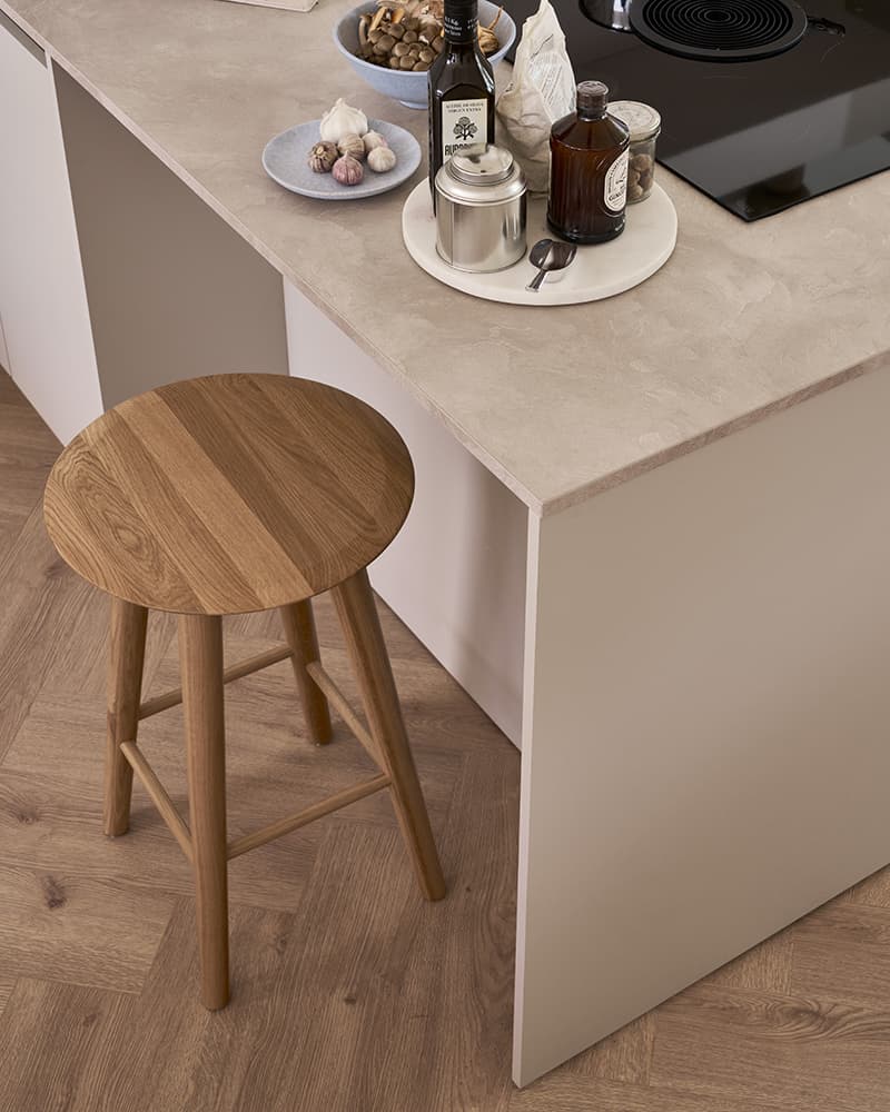 Beige vtwonen keuken met kookeiland