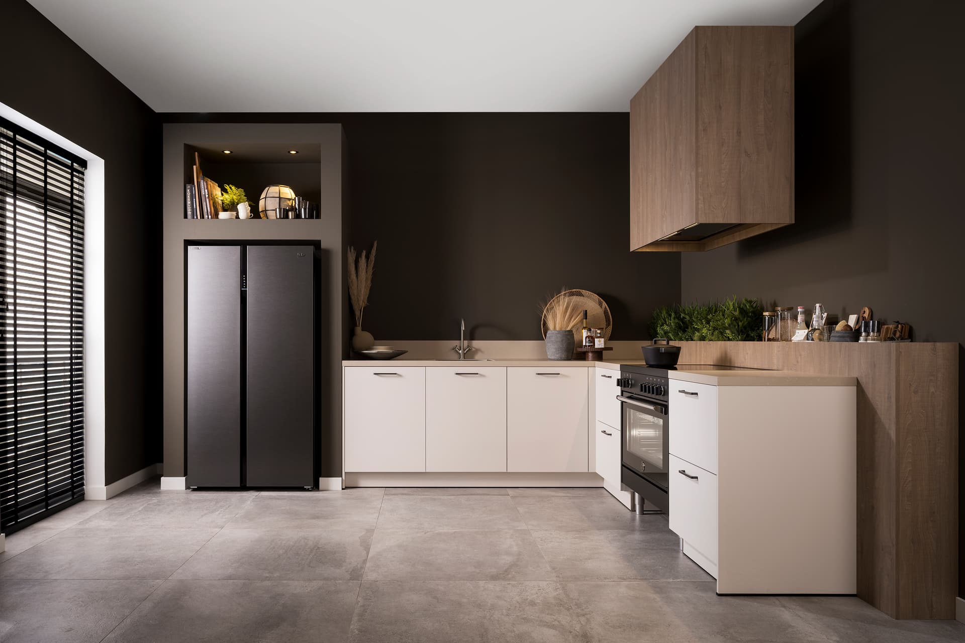 _BDF5262-+-Plafond-+-jaloezieen.jpg Witte hoekkeuken