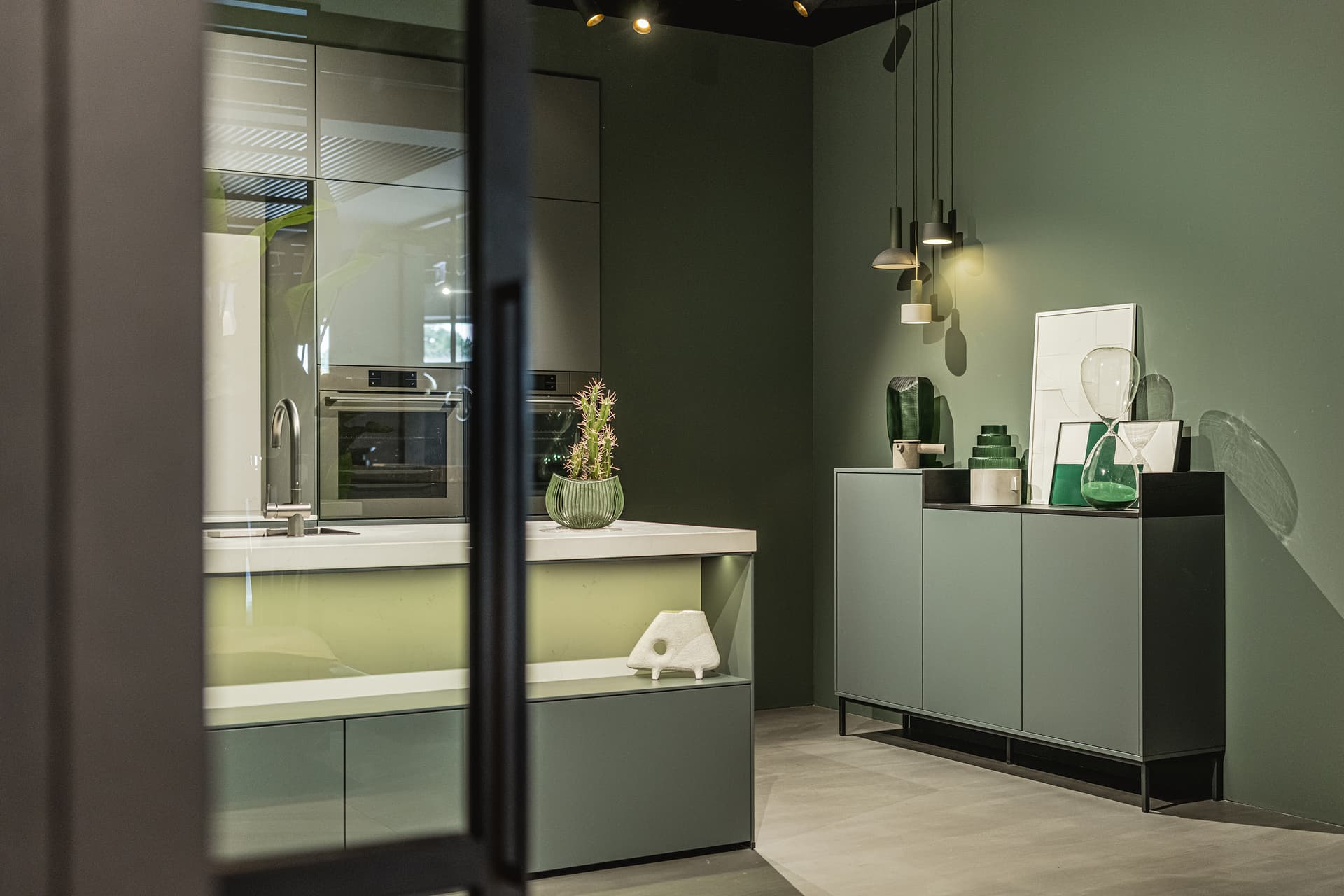 Matgroene keuken met kookeiland