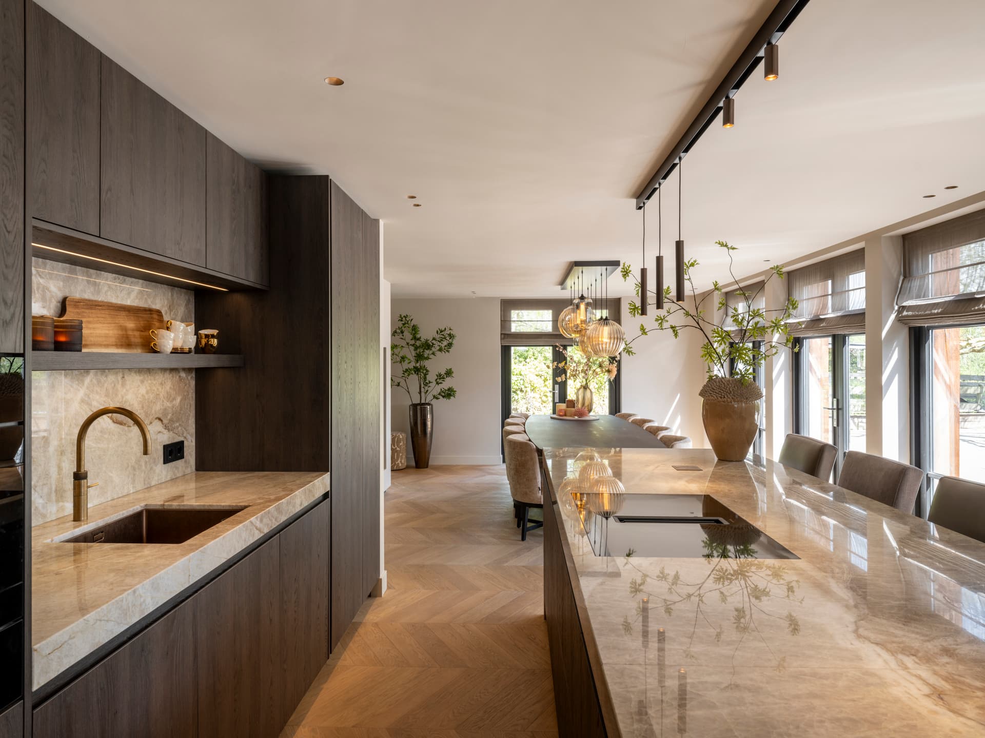 Moderne bruine designkeuken