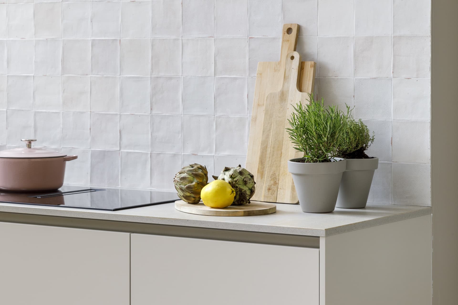 Afl. 12 Lisse HR 042.jpg Beige greeploze keuken met witte vierkante wandtegels