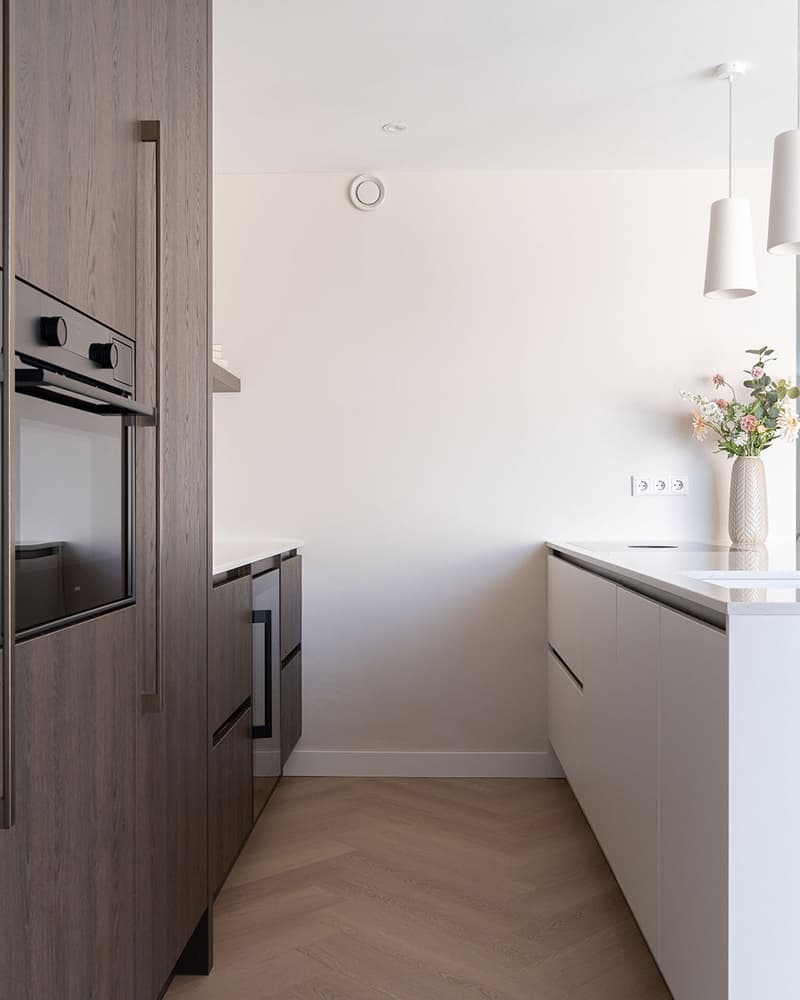 Parallel keuken wit met bruin