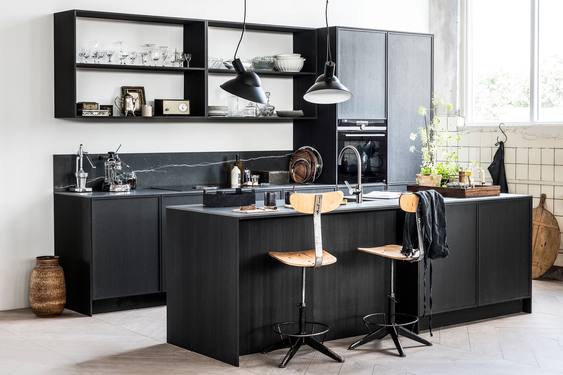 Donker gekleurde keuken