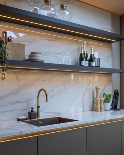 Nis met wandplanken en verlichting