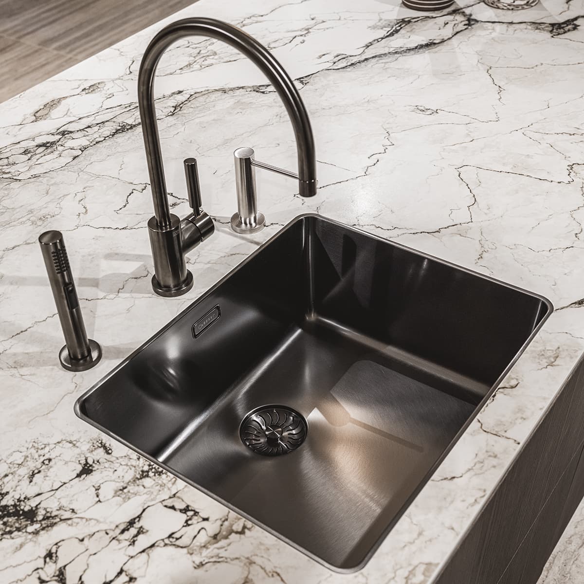 Gun metal spoelbak en kraan